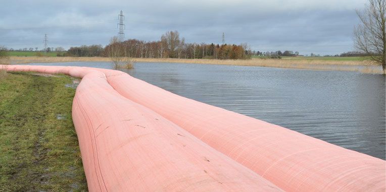 Temporary dams and flood dykes